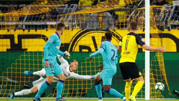 Marco Reus byl hlavním paličem šancí Dortmundu, gól nedal Barceloně z penalty a ani z této situace