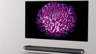 LG Signature Series OLED W7: Je naprosto jasné, kdo dělá nejlepší televizory. LG představilo novou generaci svých OLED obrazovek, a zastínilo konkurenci. Kvalita OLED obrazu je nedostižná díky nekonečnému kontrastu, ten dokáže vyrovnat i slabší maximální jas ve srovnání s nejlepšími LCD obrazovkami. Velká 65“ verze nového OLED panelu přijde na 250 tisíc korun, což vylučuje, že se W7 stane masovým trhákem. Lepší obrazovku ale budete hledat těžko, přestože OLED s panelem od LG představilo i Sony. Tomu ale něco přebývá – LG se liší tím, že stejně jako Samsung vyvedlo elektroniku ze samotného panelu do soundbaru, takže samotná televize měří jen necelé tři milimetry a na zeď se "přilepí" v podstatě jako tapeta.