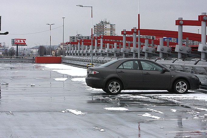 Spousta místa k parkování, pozor aby vám zvěř neukousla stěrače