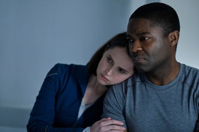 Felicity Jonesová jako Sully a David Oyelowo v roli Toma Adewoleho.