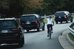 Cyklistka ukázala prostředníček na auto s Donaldem Trumpem. Přišla kvůli tomu o práci
