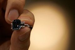 Vzácný modrý diamant byl vydražen za osm milionů dolarů