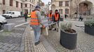 Demonstrativní umístění opravené lavičky, která měla sloužit jako reklamní poutač, zpět do veřejného prostoru.