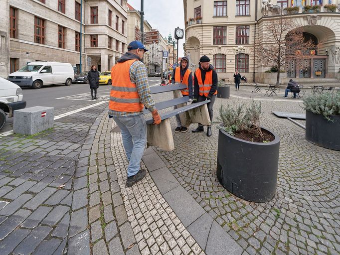 Demonstrativní umístění opravené lavičky, která měla sloužit jako reklamní poutač, zpět do veřejného prostoru.