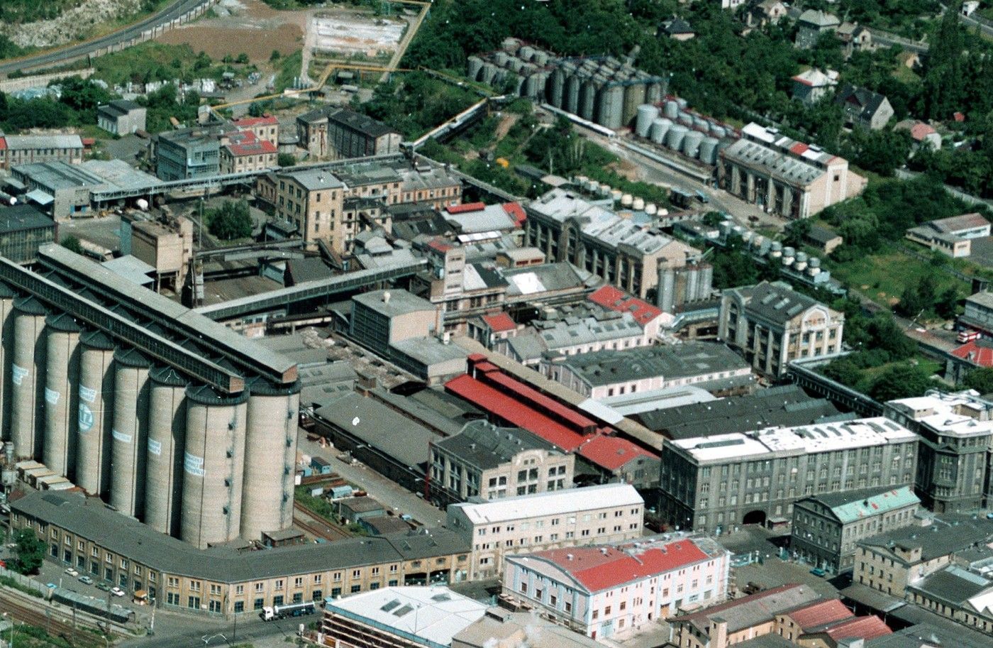 Letecký pohled na Severočeské tukové závody (SETUZA) v Ústí nad Labem, zachycený v roce 1994.