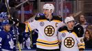 NHL 2019/20, Toronto - Boston: Zdeno Chára a Brad Marchand oslavují Chárův gól do prázdné branky.