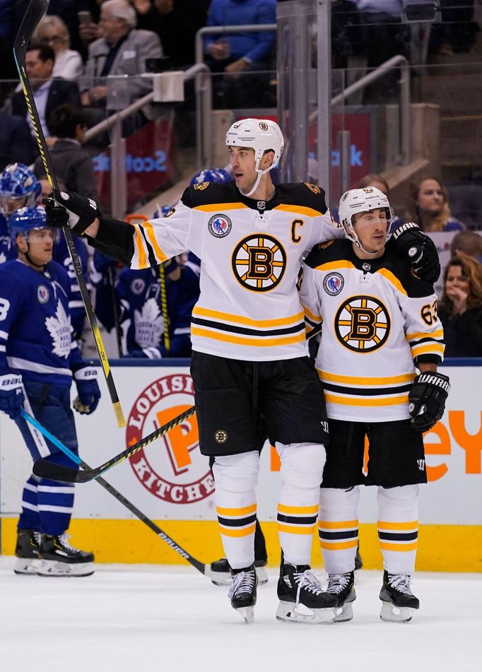 NHL 2019/20, Toronto - Boston: Zdeno Chára a Brad Marchand oslavují Chárův gól do prázdné branky.