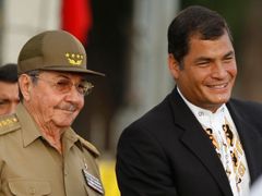 Rafael Correa s bratrem kubánského vzoru všech revolucionářů Raúlem Castrem.