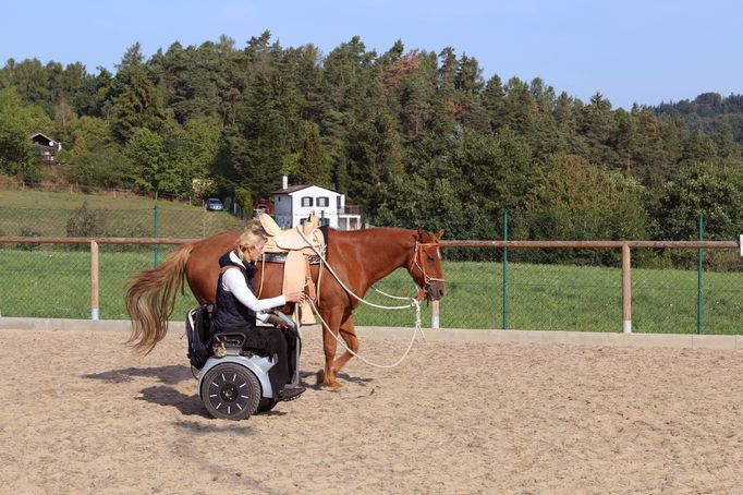 Segway Genny má jen dvě kola a ovládá se přenášením váhy. Díky tomu jsou ruce volné.