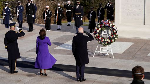 Prezident USA Joe Biden a viceprezidentka Kamala Harrisová na Arlingtonském národním hřbitově.
