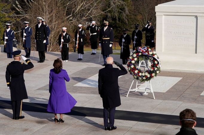 Prezident USA Joe Biden a viceprezidentka Kamala Harrisová na Arlingtonském národním hřbitově.