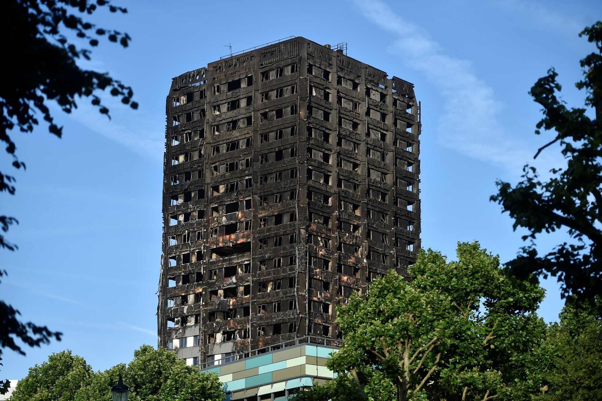 Grenfell Tower v Londýně po požáru, červen 2017