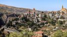 Pohled na město Bšarré v libanonských horách, kde se narodil Chalíl Džibrán.