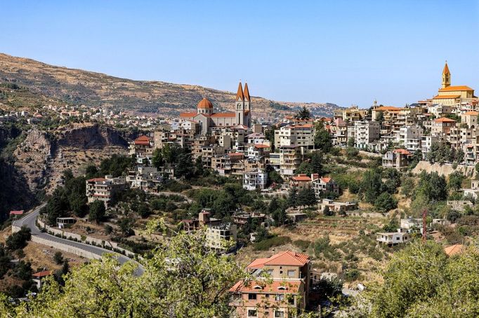 Pohled na město Bšarré v libanonských horách, kde se narodil Chalíl Džibrán.