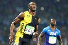 Bolt obhájil zlato i přes tragický start stovky. A byl v šoku, že diváci vybučeli Gatlina