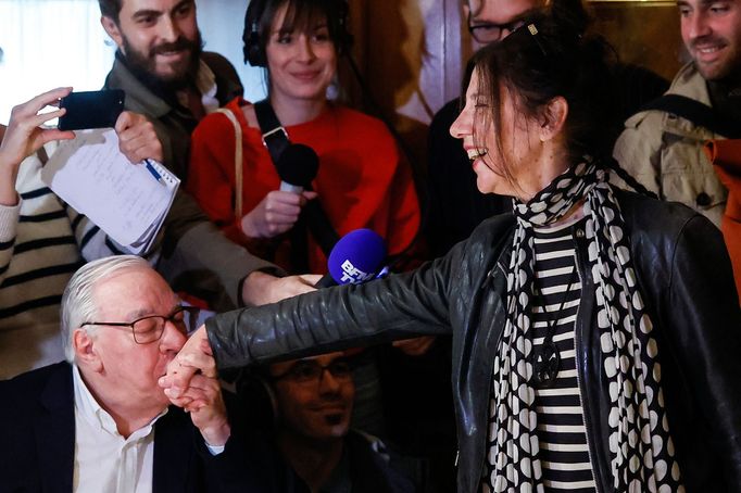 Předseda poroty Didier Decoin líbá ruku vítězce Brigitte Giraudové.