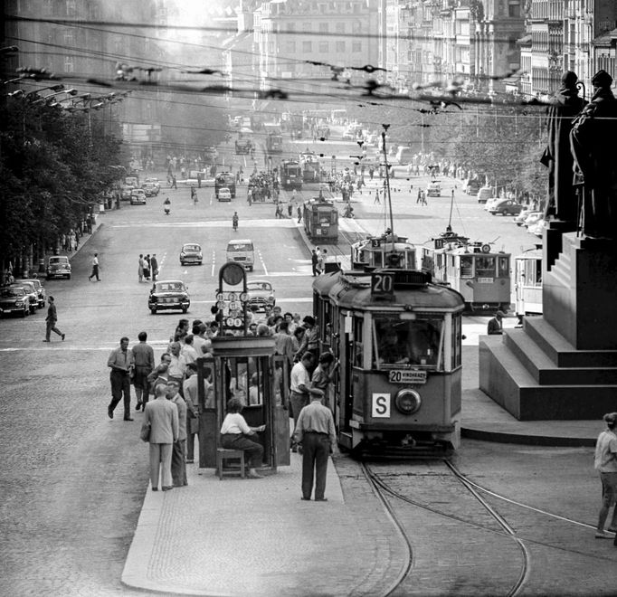 Historická fotografie zachycující provoz tramvajové linky na Václavském náměstí, která zde byla v provozu mezi lety 1884-1980.