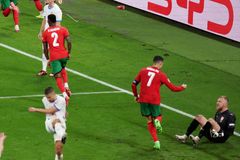 Shearer kritizuje Staňka, jemuž se vysmál Ronaldo. V Anglii si ale všimli síly Čechů