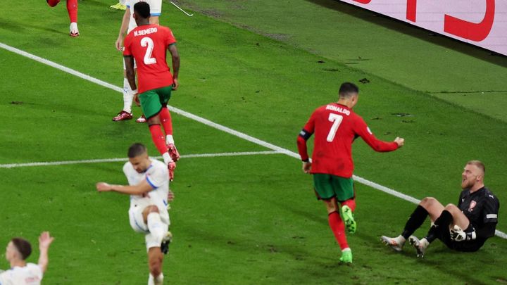 Shearer kritizuje Staňka, jemuž se vysmál Ronaldo. V Anglii si ale všimli síly Čechů