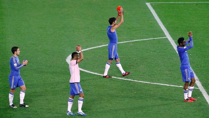 Hráči Chelsea děkuji zaplněnému stadionu v Yokohamě.