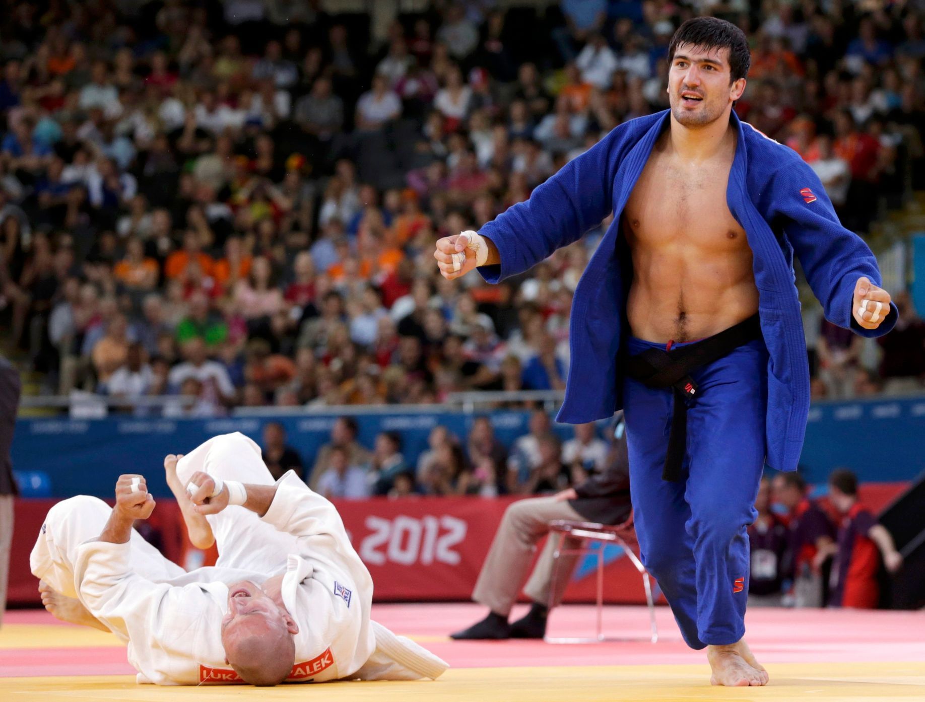 Lukáš Krpálek (v bílém) bojuje na olympiádě v Londýně