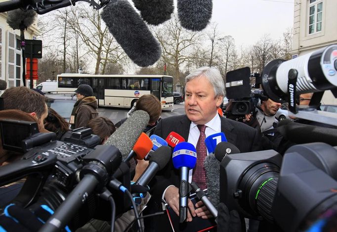 Walloon Region Minister of Economy Jean-Claude Marcourt arrives at a meeting to discuss the closure of the Arcelor Mittal plant in Liege, in Brussels January 25, 2013. ArcelorMittal, the world's largest steel producer, plans to shut a coke plant and six finishing lines at its site in Liege Belgium, affecting 1,300 employees, the group said on Thursday. REUTERS/Yves Herman (BELGIUM - Tags: BUSINESS EMPLOYMENT) Published: Led. 25, 2013, 1:10 odp.