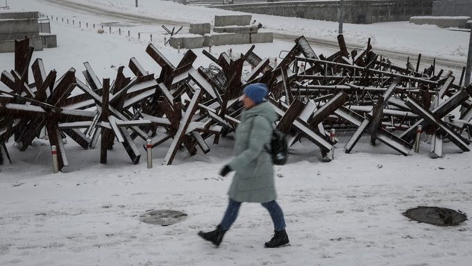 Mráz a bílá zima jako druhý nepřítel. Obyvatelé Kyjeva se chystají na nejhorší