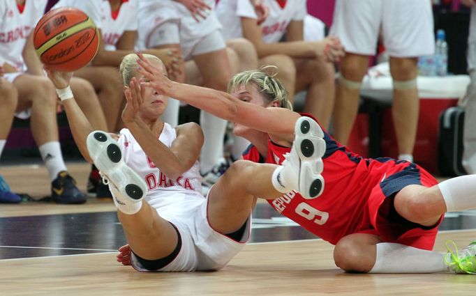 Česká basketbalistka Hana Horáková sahá marně po míči v utkání skupiny A s Chorvatskem na OH 2012 v Londýně.