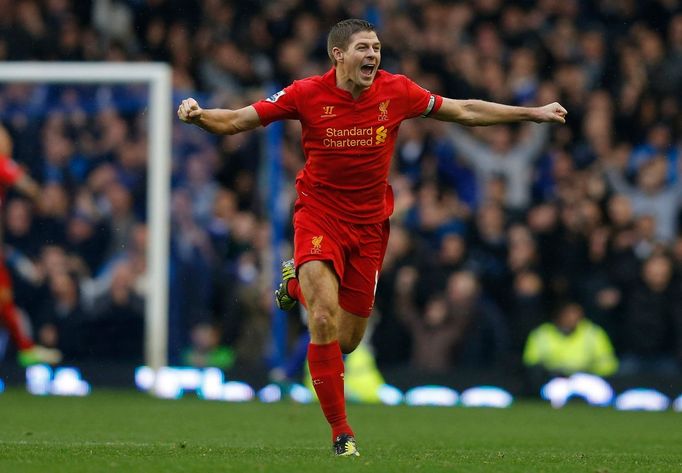 Fotbalista Liverpoolu Steven Gerrard slaví gól v utkání Premier League 2012/13 proti Evertonu.