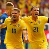Razvan Marin a Nicolae Stanciu slaví gól v zápase Eura 2024 Rumunsko - Slovensko