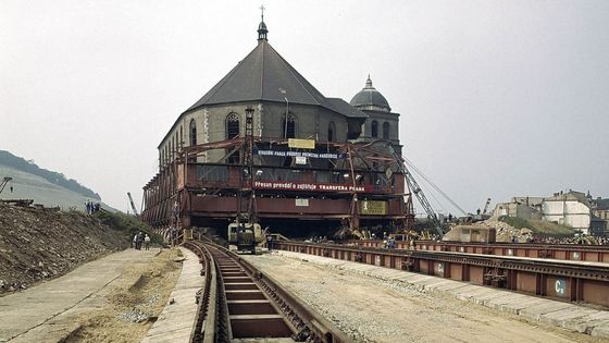 Foto: Čtyřicet let od rekordního přesunu kostela. Ustoupil těžbě uhlí skoro o kilometr. Stojí dodnes