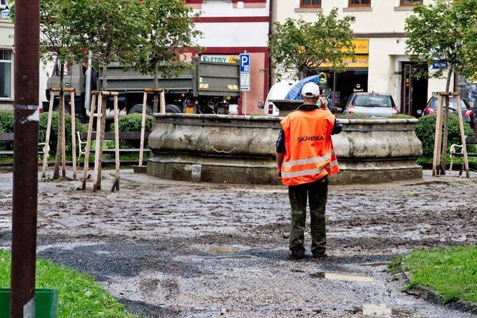 Dělníci obhlížejí škody u barokní kašny, který má projít rekonstrukcí.