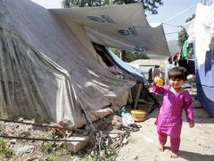 Iram, která přežila loňské zemětřesení, si hraje v uprchlickém táboře v Muzaffarabadu (pákistánská část Kašmíru)