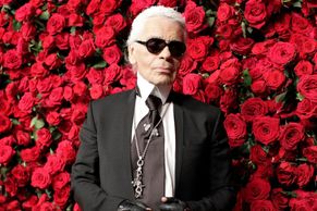 Obrazem: Zemřel Karl Lagerfeld, módní nymfoman, co nikdy neměl orgasmus