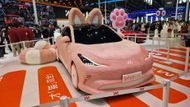 Plyšová auta jsou patrně posledním hitem čínského trhu. Na svých stáncích je mělo hned několik automobilek. Jednou z nich byla IM Motors, za kterou stojí mimo jiné státní SAIC a společnost Alibaba, provozující v Číně například stejnojmenné online tržiště. Elektrický model LS6 pak navíc dostal, ocas i uši nebo packu. Jako skutečná kočka.