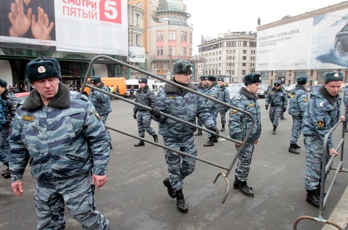 Příslušníci ozbrojených sil stavějí ke vchodu do metra bariéry. Jak dlouho bude stanice uzavřena, není jasné