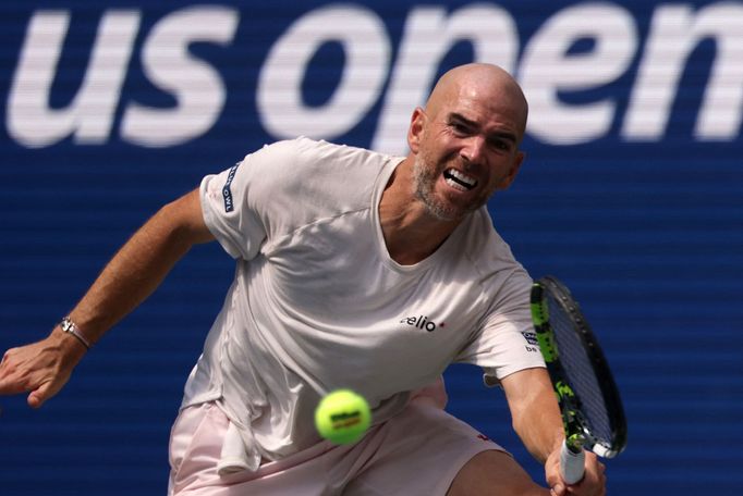 Adrian Mannarino v osmifinále US Open proti Jiřímu Lehečkovi