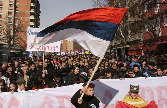 Mohutný průvod demonstrantů prošel ulicí na nábřeží řeky Ibar, kde jej zastavili vojáci mezinárodních sil. Do jižní muslimské části demonstranti projít nemohli.