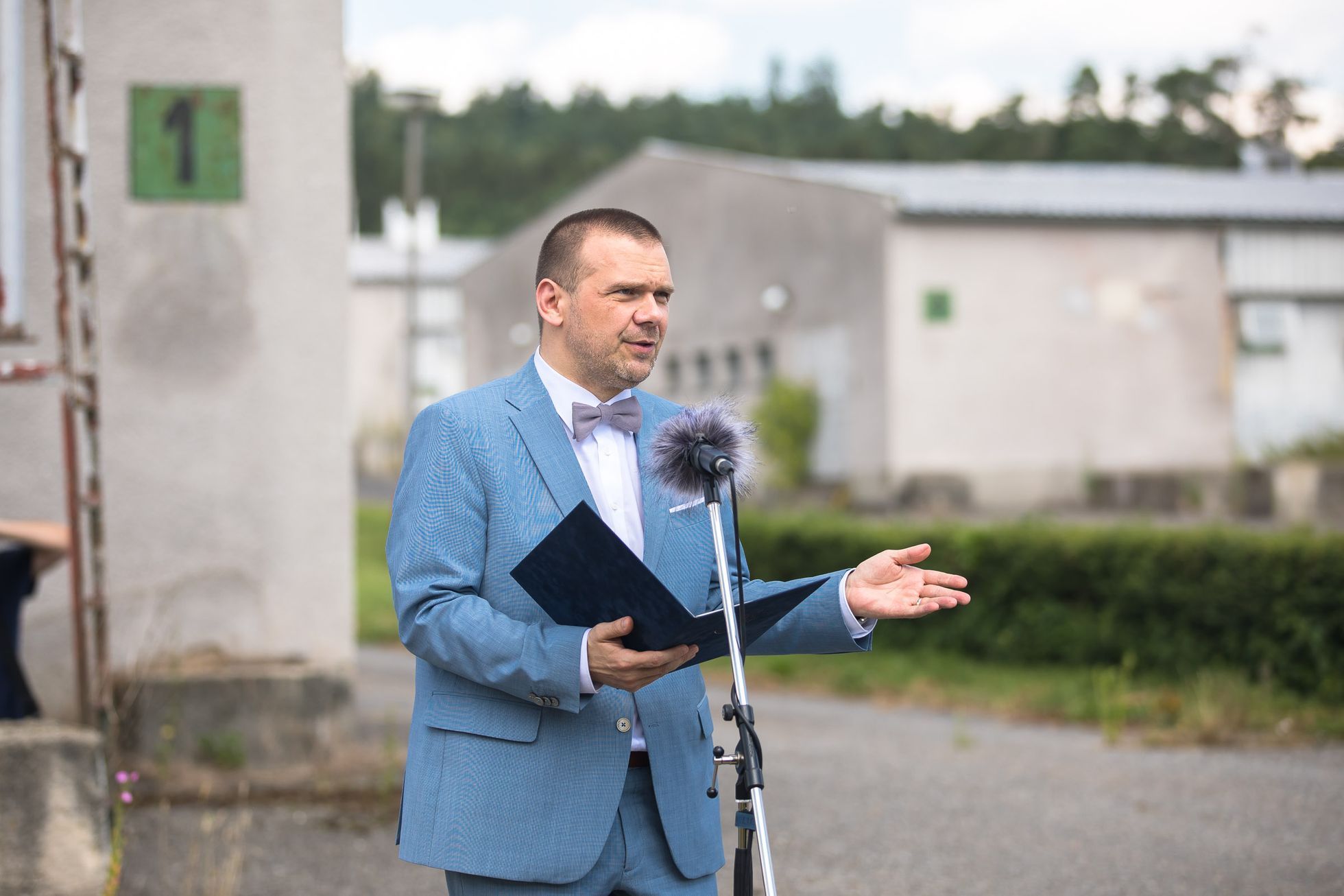 Symbolické zahájení demolice vepřína v Letech u Písku na místě koncentračního tábora pro Romy / romský holocaust