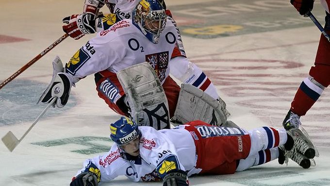 Česká hokejová reprezentace hraje v oslabení a tak je potřeba bránit všemi prostředky.
