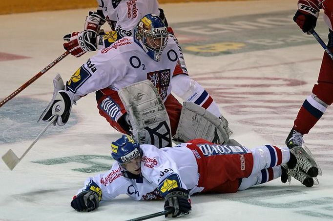 Česká hokejová reprezentace hraje v oslabení a tak je potřeba bránit všemi prostředky.