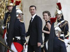 Syrský prezident Bašár Asad s manželkou Asmou v Paříži u příležitosti summitu EU a středomořských států