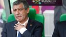 Trenér Fernando Santos není moc šťastný během utkání Řecka s Českou republikou v základní skupině A na Euru 2012.