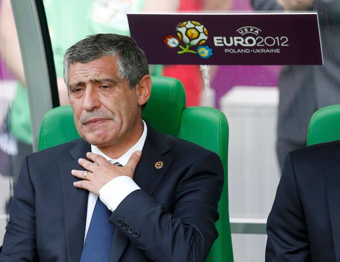 Trenér Fernando Santos není moc šťastný během utkání Řecka s Českou republikou v základní skupině A na Euru 2012.