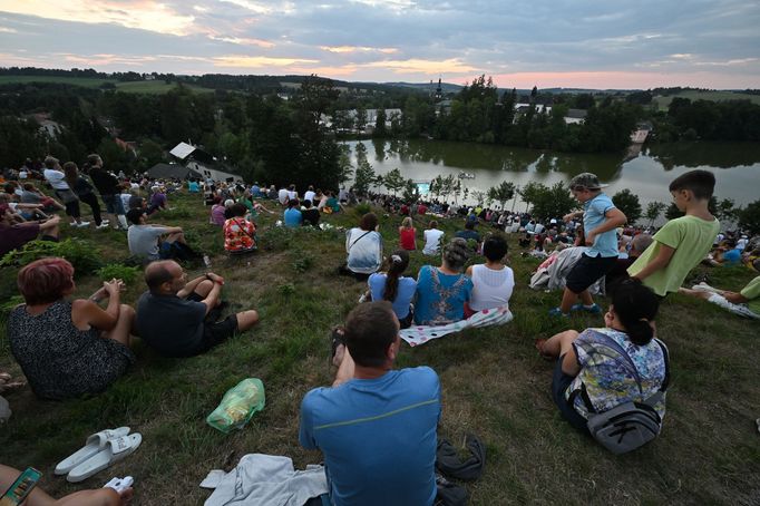 Koncert Vojtěcha Dyka na hladině Konventského rybníka.