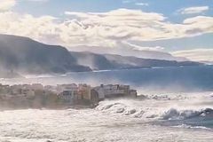 VIDEO: Masivní vlna smetla lidi z útesu jak šachové figurky. Tenerife hlásí tři mrtvé