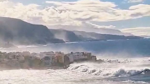 VIDEO: Masivní vlna smetla lidi z útesu jak šachové figurky. Tenerife hlásí tři mrtvé