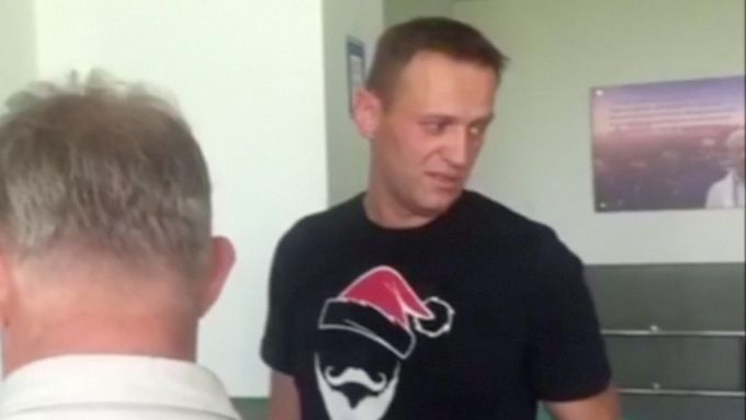 Navalnyj opustil nemocnici. Jeho lékařka tvrdí, že mohl být vystaven působení toxické chemikálie