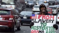 Z otroctví do historie! S takovým nápisem stál tento muž na rušné ulici Washingtonu den před inaugurací Baracka Obamy.