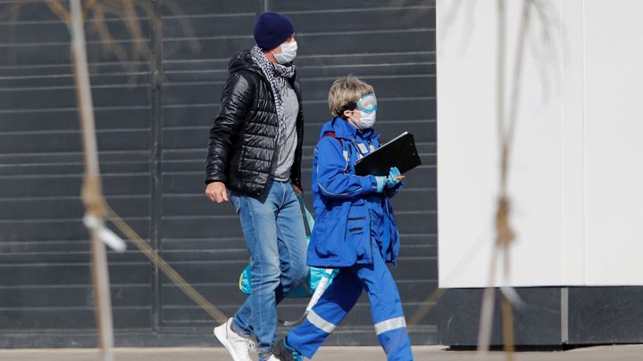 Je to spiknutí, ne virus, myslí si v ruském městě. Nemoc sem zavlekl poslancův syn